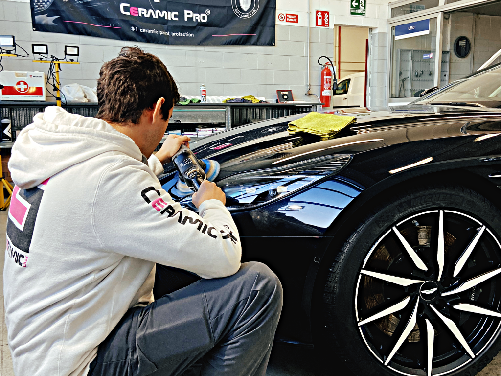 Correzione swirl su auto nera con lucidatura