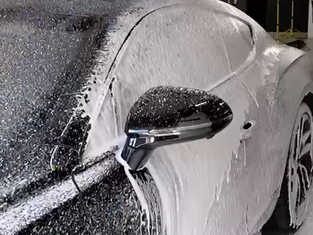 Il lavaggio di un auto protetta con PPF parte sempre da prelavaggio e, se serve, decontaminazione chimica
